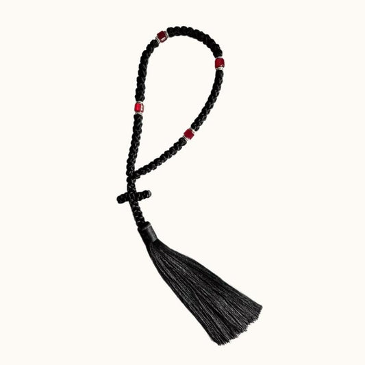 Tchotki orthodoxe noir et rouge sur fond clair