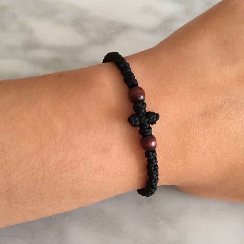 Bracelet chotki orthodoxe en laine noire porté sur un poignet masculin