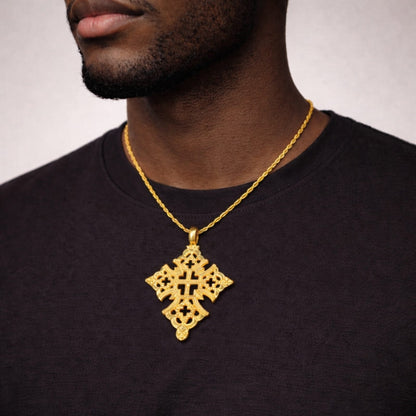 Pendentif croix orthodoxe éthiopienne en or porté par un homme noir