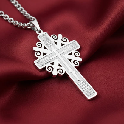 collier croix orthodoxe argentée serbe 50cm pour hommes et femmes sur un tissu rouge