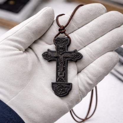 Collier orthodoxe russe en bois noir dans la main d'un artisan bijoutier