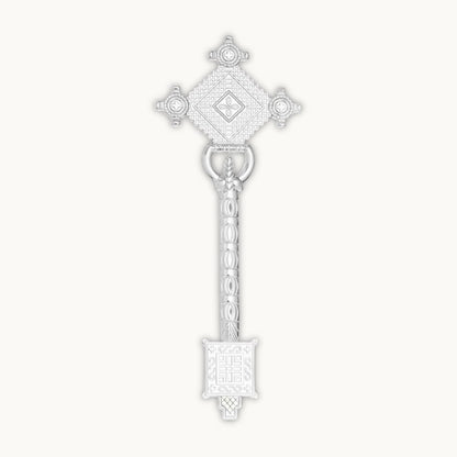 Croix de bénédiction éthiopienne de couleur argentée, sur fond clair