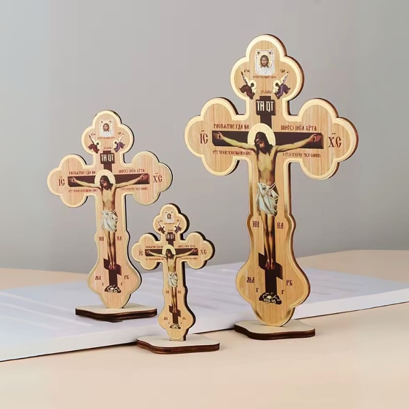 Croix orthodoxe en bois avec socle disponible en trois tailles