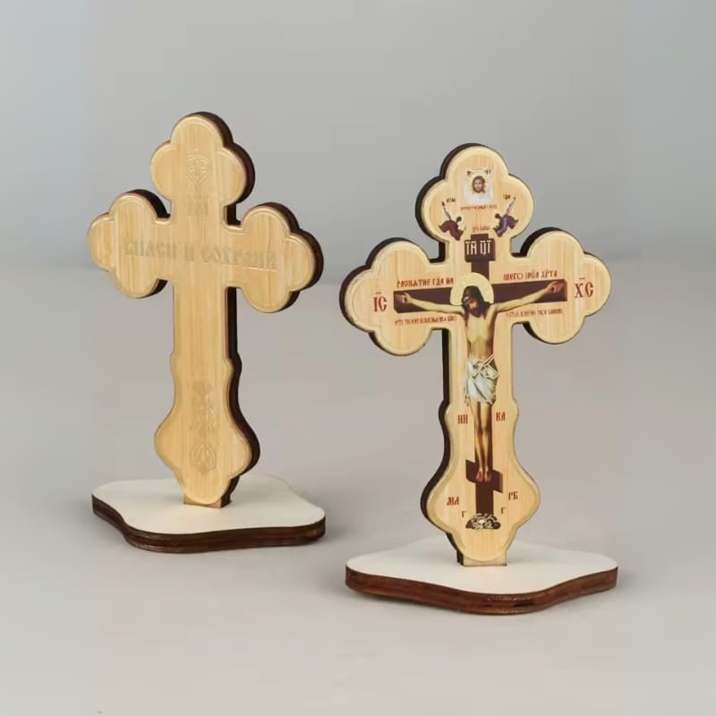Croix orthodoxe en bois arrondie, recto et verso sur socle