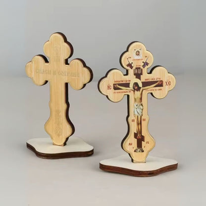 Croix orthodoxe en bois arrondie, recto et verso sur socle