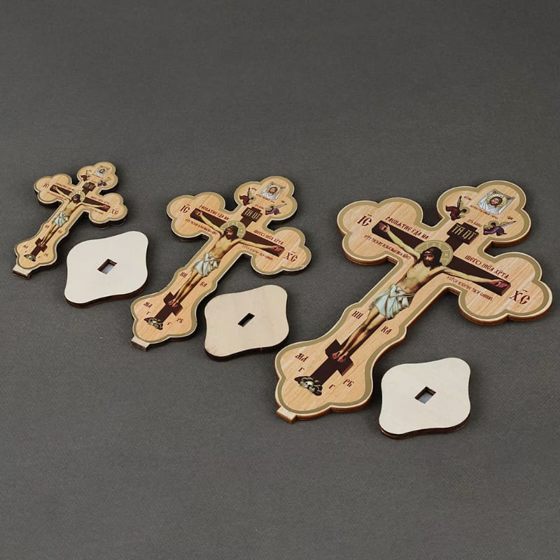 Croix orthodoxe en bois couchées sur une table - décoration religieuse orthodoxe
