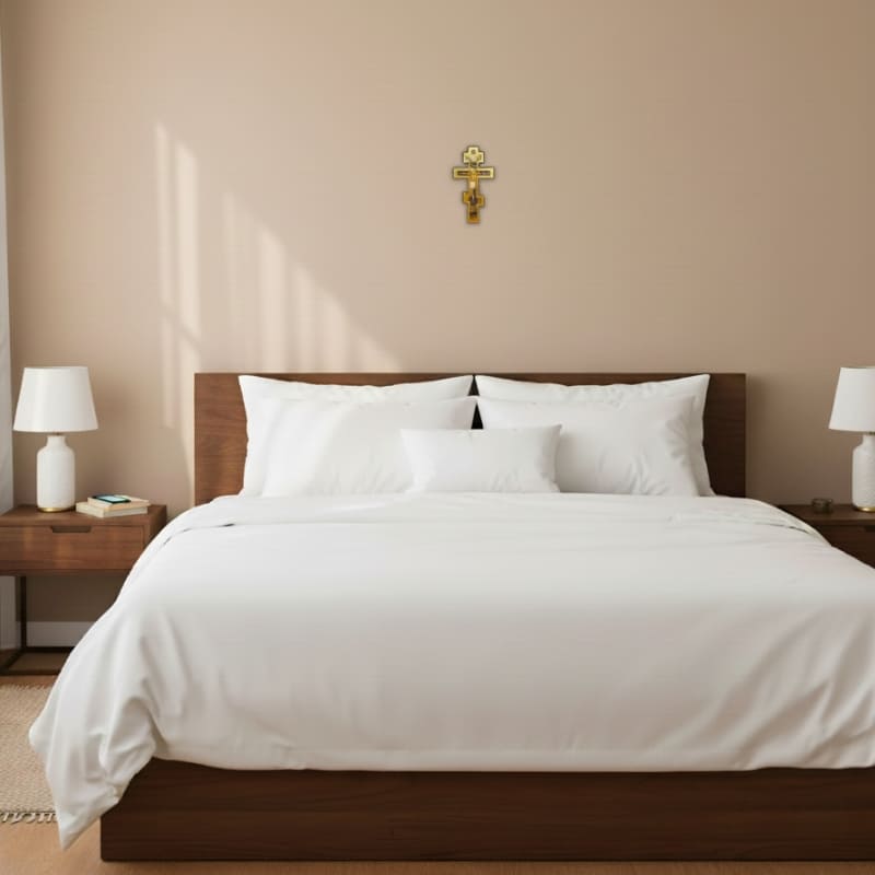 Croix orthodoxe murale en bois accrochée au mur dans une chambre