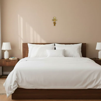 Croix orthodoxe murale en bois accrochée au mur dans une chambre