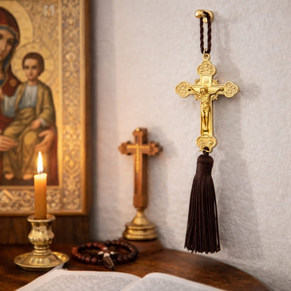 Belle croix orthodoxe pour la maison accrochée dans un coin de prière