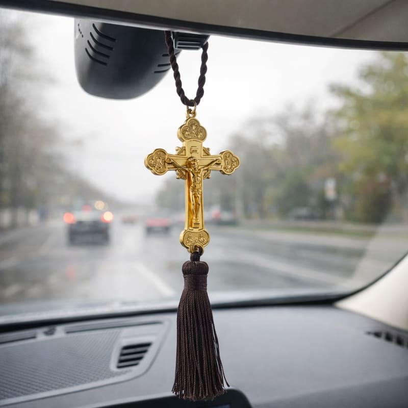 Croix orthodoxe dorée accrochée dans une voiture en guise de protection
