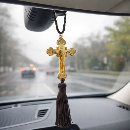 Croix orthodoxe dorée accrochée dans une voiture en guise de protection