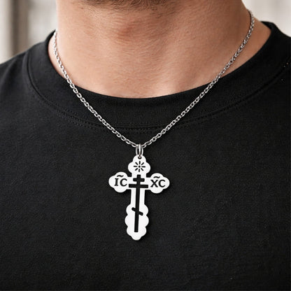 Pendentif russe en forme de croix orthodoxe byzantine porté par un homme