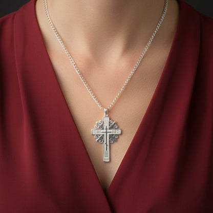 Collier croix orthodoxe serbe argenté porté par une femme 