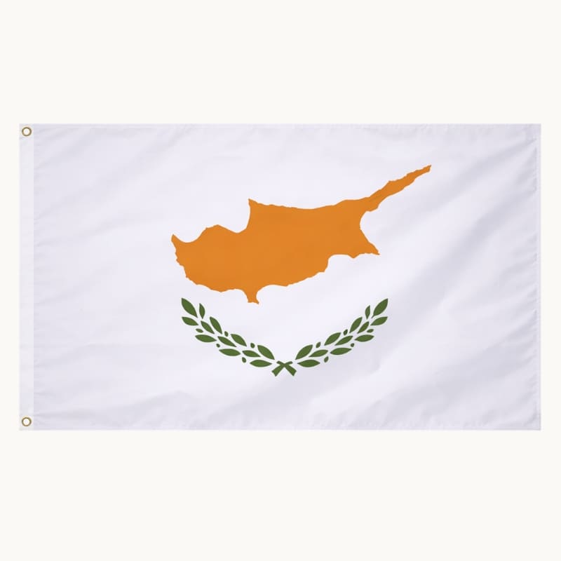 Drapeau de Chypre 90x150cm blanc avec carte de l'île orange et guirlande d'olivier verte.