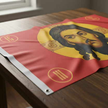 Gros plan sur un drapeau orthodoxe de Jésus de couleur rouge avec inscription grecques