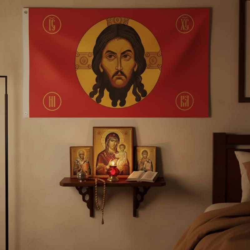 Drapeau orthodoxe Jésus accroché au mur dans un coin de prière 