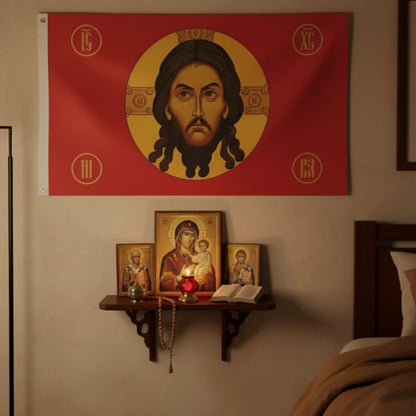 Drapeau orthodoxe Jésus accroché au mur dans un coin de prière 