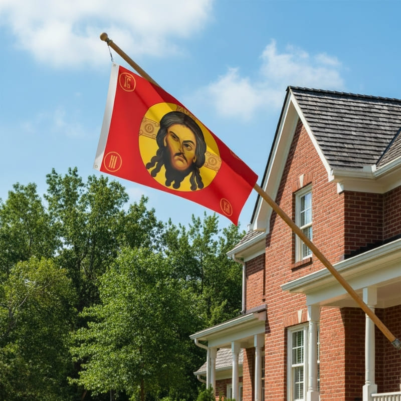 Drapeau russe orthodoxe de Jésus accroché à l'extérieur d'une maison