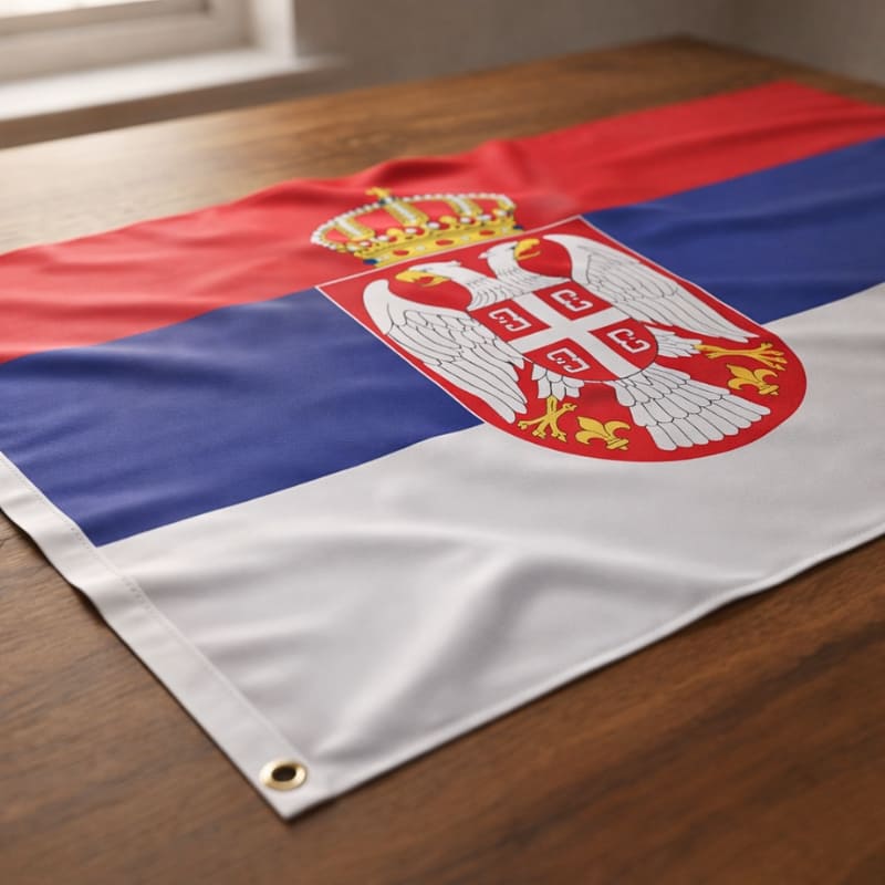 Drapeau de la Serbie avec le symbole aigle bicéphale étendue sur une table