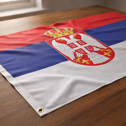 Drapeau de la Serbie avec le symbole aigle bicéphale étendue sur une table
