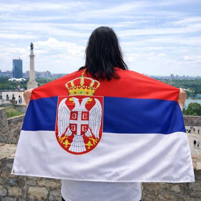 Drapeau de la Serbie tenue par une femme dans Belgrade