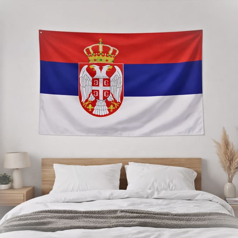 Drapeau Serbie accroché au mur dans une chambre