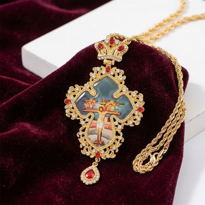 Collana Lunga Pendente Croce Pettorale Dorata — Crocifissione con Angeli, Pietre Rosse, Ricade in Basso