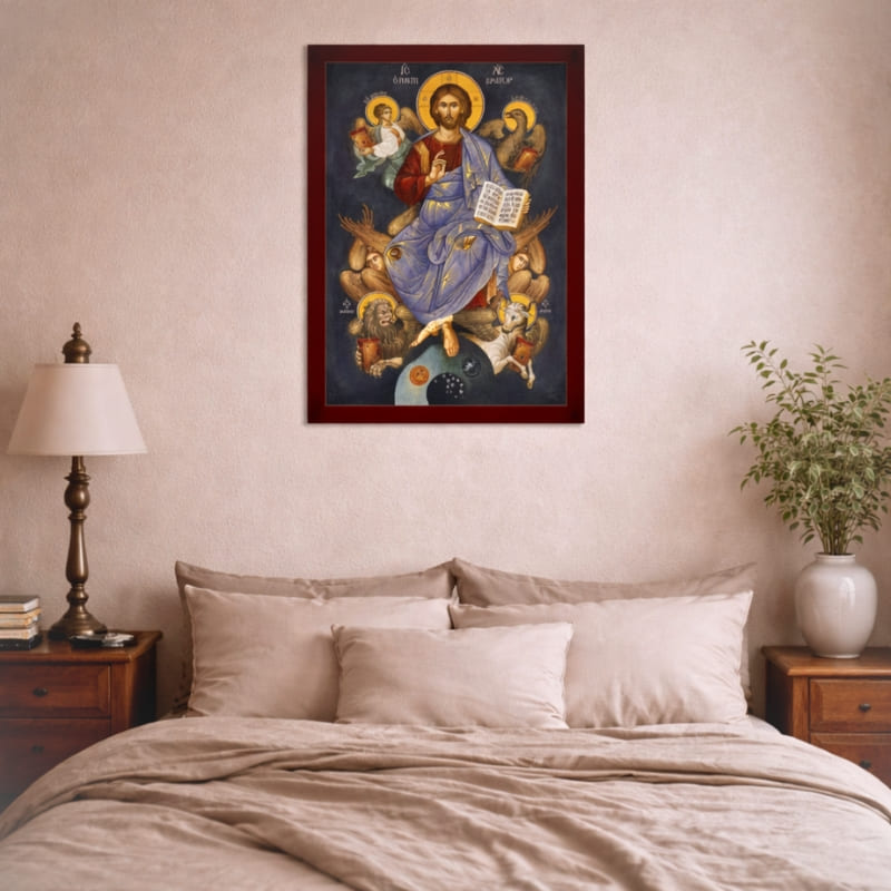 Icône religieuse de Jésus Christ en gloire accroché au mur dans une chambre