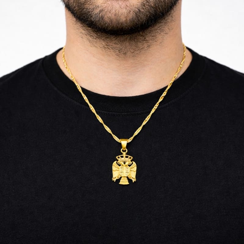 Pendentif aigle serbe en or porté par un homme