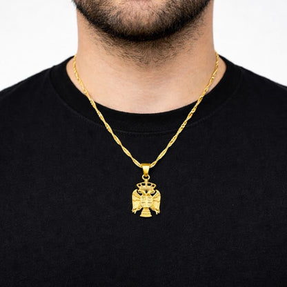 Pendentif aigle serbe en or porté par un homme
