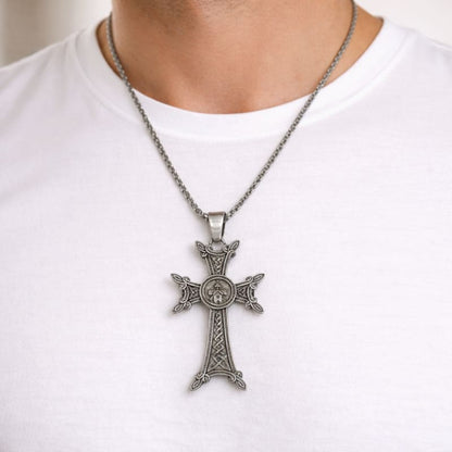 Pendentif croix arménienne Khatchkar porté par un homme