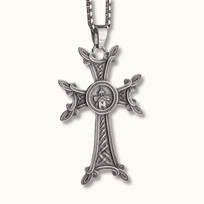 Pendentif d'une croix arménienne khachkar de face sur fond clair 