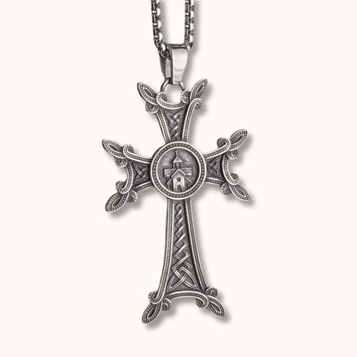 Pendentif d'une croix arménienne khachkar de face sur fond clair 