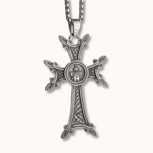 Pendentif d'une croix arménienne khachkar de face sur fond clair 
