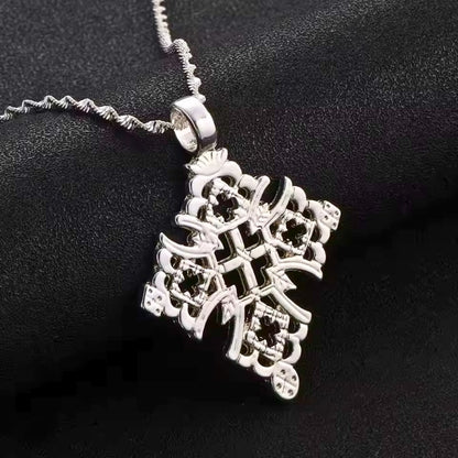 Collier chrétien croix éthiopienne argent sur fond noir – style orthodoxe d'Éthiopie