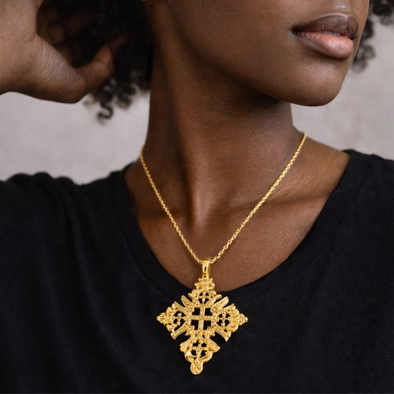 Collier croix éthiopienne en or porté par femmes