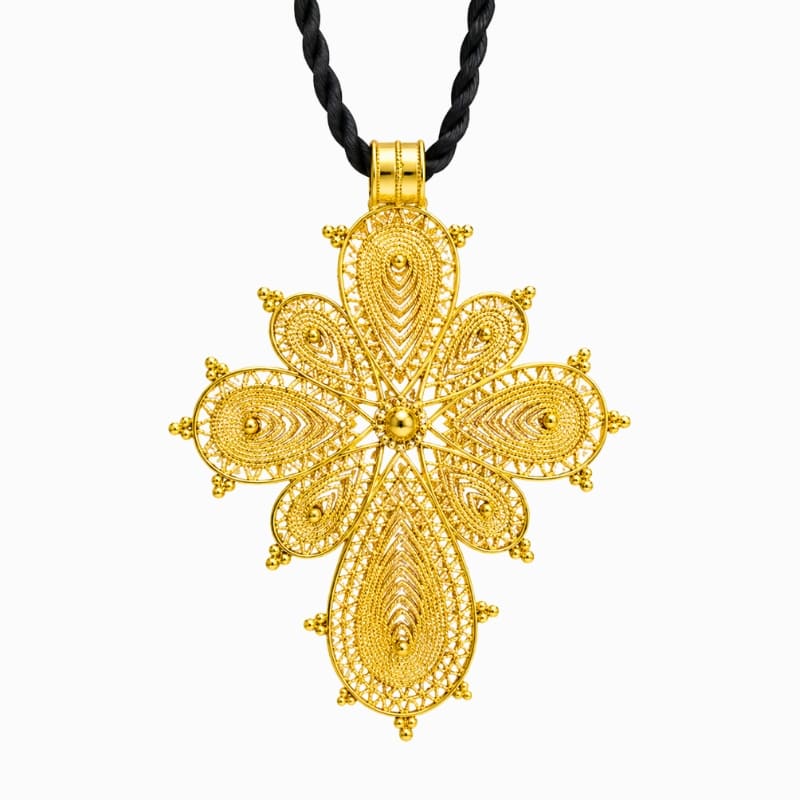 Pendentif croix éthiopienne en couleur or avec un style floral vue de face
