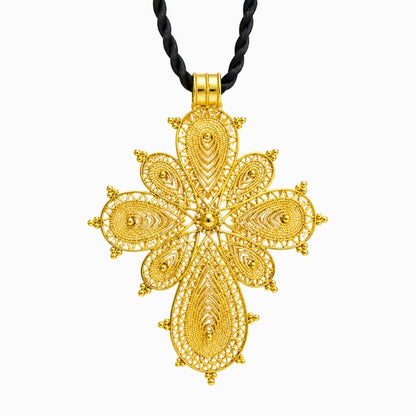 Pendentif croix éthiopienne en couleur or avec un style floral vue de face