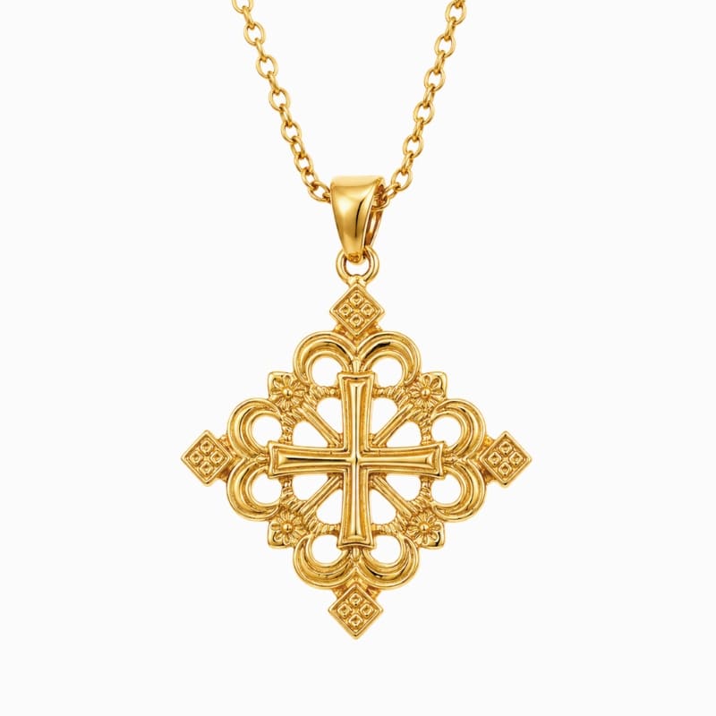 Pendentif croix éthiopienne en couleur or pour femmes sur fond blanc 