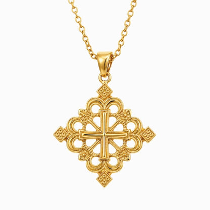 Pendentif croix éthiopienne en couleur or pour femmes sur fond blanc 