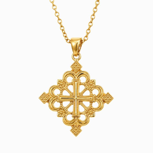 Pendentif croix éthiopienne en couleur or pour femmes sur fond blanc 
