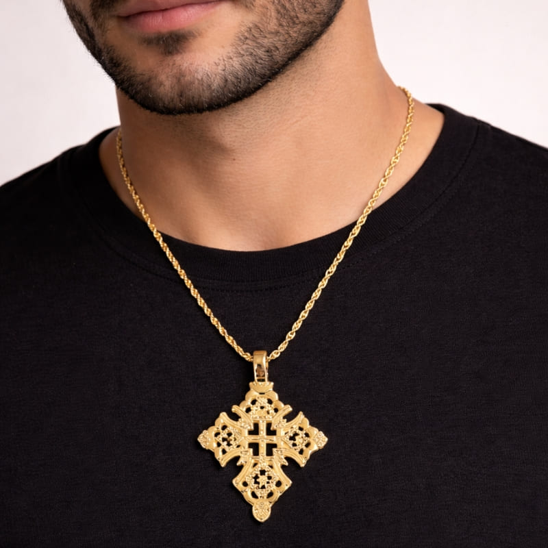 Pendentif croix orthodoxe éthiopienne en or porté par un homme