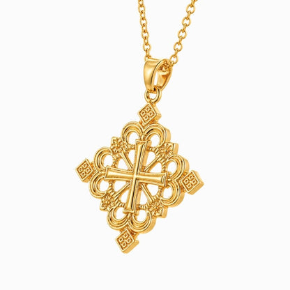 Vue de profil sur fond blanc d'un pendentif éthiopien en or pour femmes 