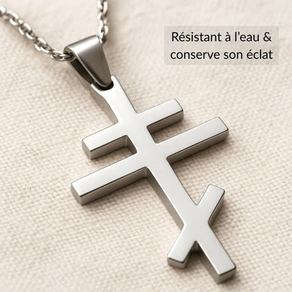 Gros plan d'un collier croix orthodoxe de couleur argentée
