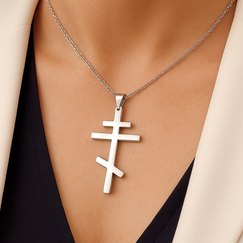 Collier croix orthodoxe argent en acier inoxydable porté par une femme