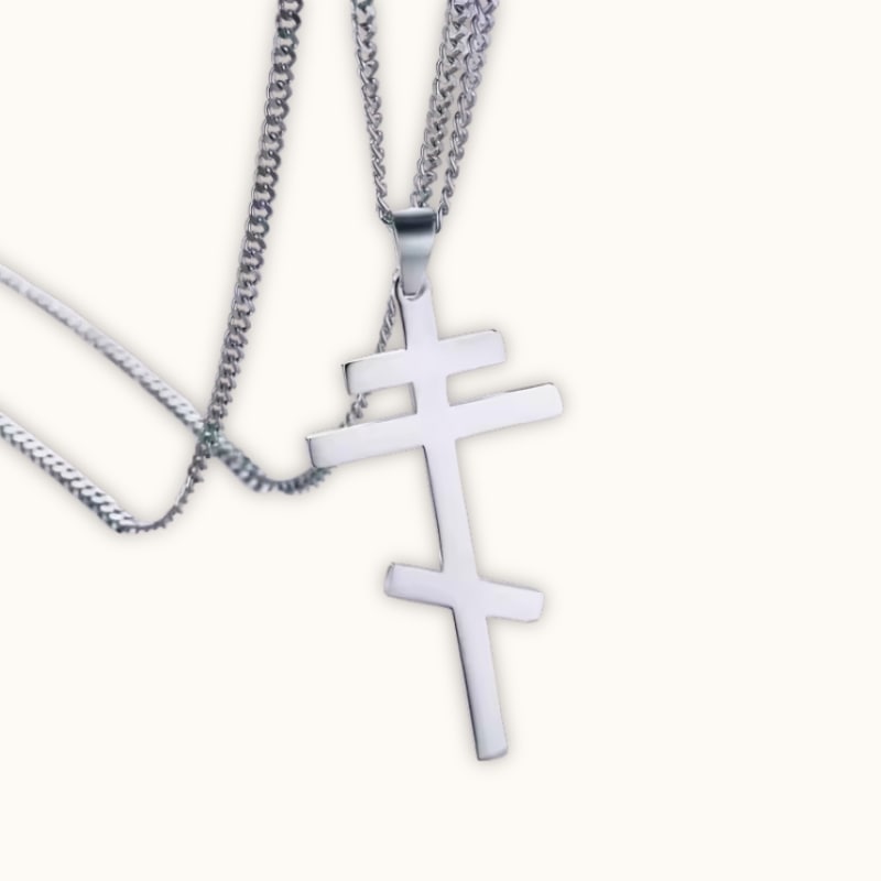 Collier en croix orthodoxe en argent sur fond clair