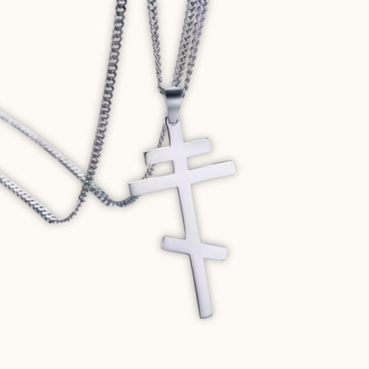 Collier en croix orthodoxe en argent sur fond clair