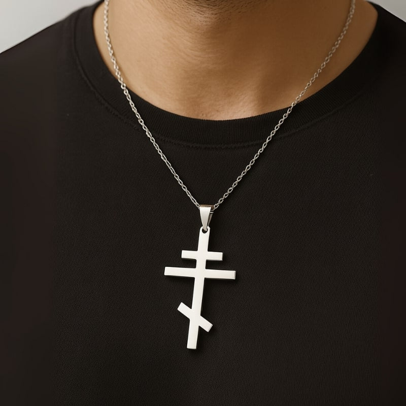 Collier croix orthodoxe en argent porté par un homme