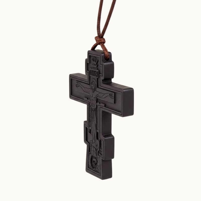 Vue de profil d'un collier croix orthodoxe noir en bois avec Jésus Christ gravé