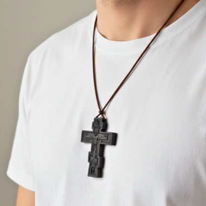 Pendentif croix orthodoxe en bois de couleur noir porté par un homme 